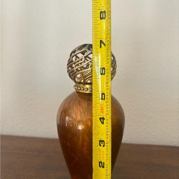 La-Tee-Da! Large Amber Glass Effusion Lamp with a Round Gold Crown. - Picture 5 of 5